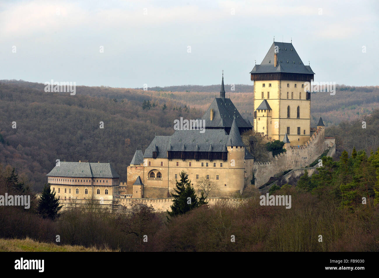 Karlstejn, Tschechische Republik. 29. Dezember 2015. Die Burg Karlstein wurde gegründet im Jahre 1348 vom böhmischen König und heiligen römischen Emperor Charles IV als Ort für die Aufbewahrung der königlichen Schätze, etwa 40 km südwestlich von Prag, Tschechische Republik, am 29. Dezember 2015. © Katerina Sulova/CTK Foto/Alamy Live-Nachrichten Stockfoto