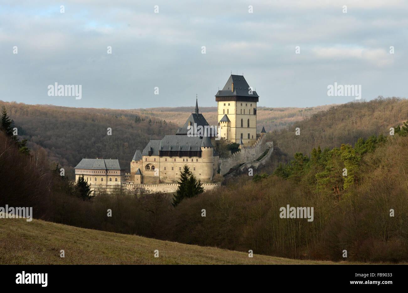 Karlstejn, Tschechische Republik. 29. Dezember 2015. Die Burg Karlstein wurde gegründet im Jahre 1348 vom böhmischen König und heiligen römischen Emperor Charles IV als Ort für die Aufbewahrung der königlichen Schätze, etwa 40 km südwestlich von Prag, Tschechische Republik, am 29. Dezember 2015. © Katerina Sulova/CTK Foto/Alamy Live-Nachrichten Stockfoto