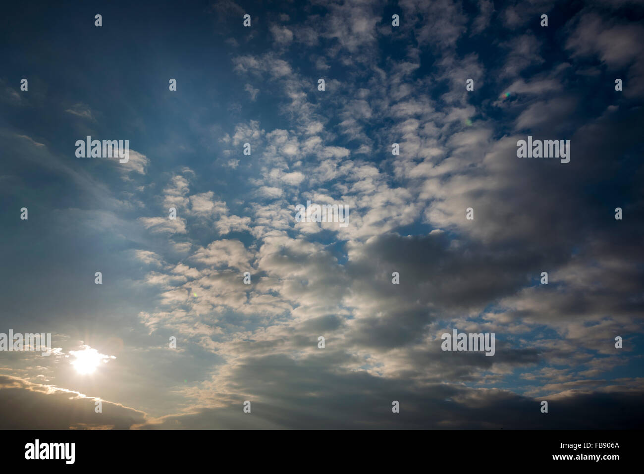 Dramatische Wolkengebilde über den Ärmelkanal, West Sussex, UK Stockfoto