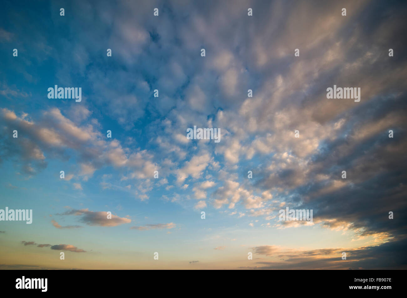 Dramatische Wolkengebilde über den Ärmelkanal, West Sussex, UK Stockfoto