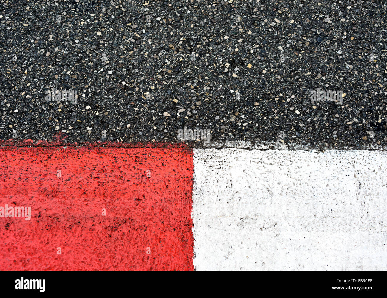 Textur von Autorennen Asphalt und rot weiße Bordstein. Grand Prix von Monaco Monte Carlo Stadtkurs hautnah Stockfoto
