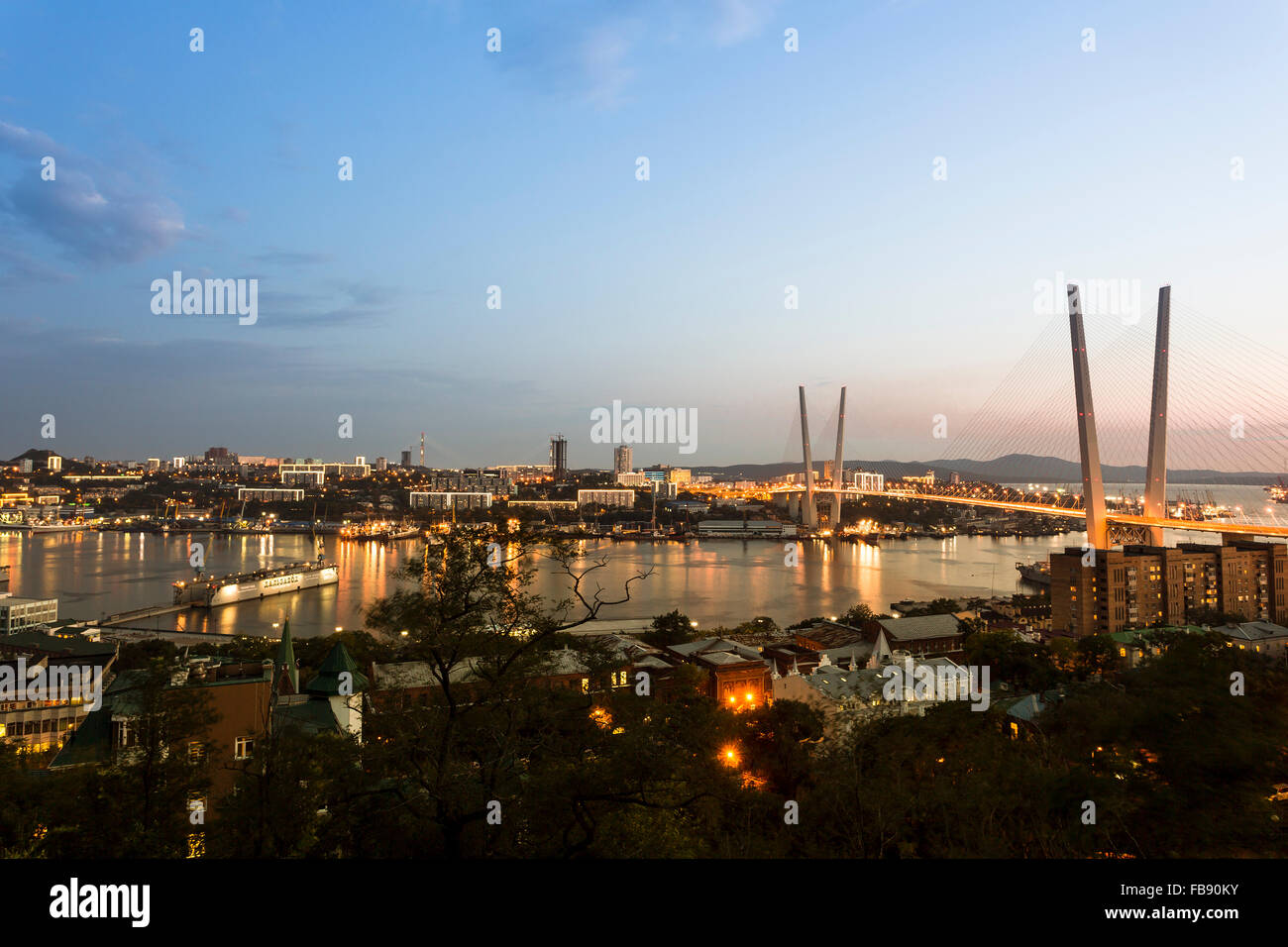 Wladiwostok, Russland. September 2015 - Sunset View Vladivostok und das Goldene Horn-Brücke Stockfoto