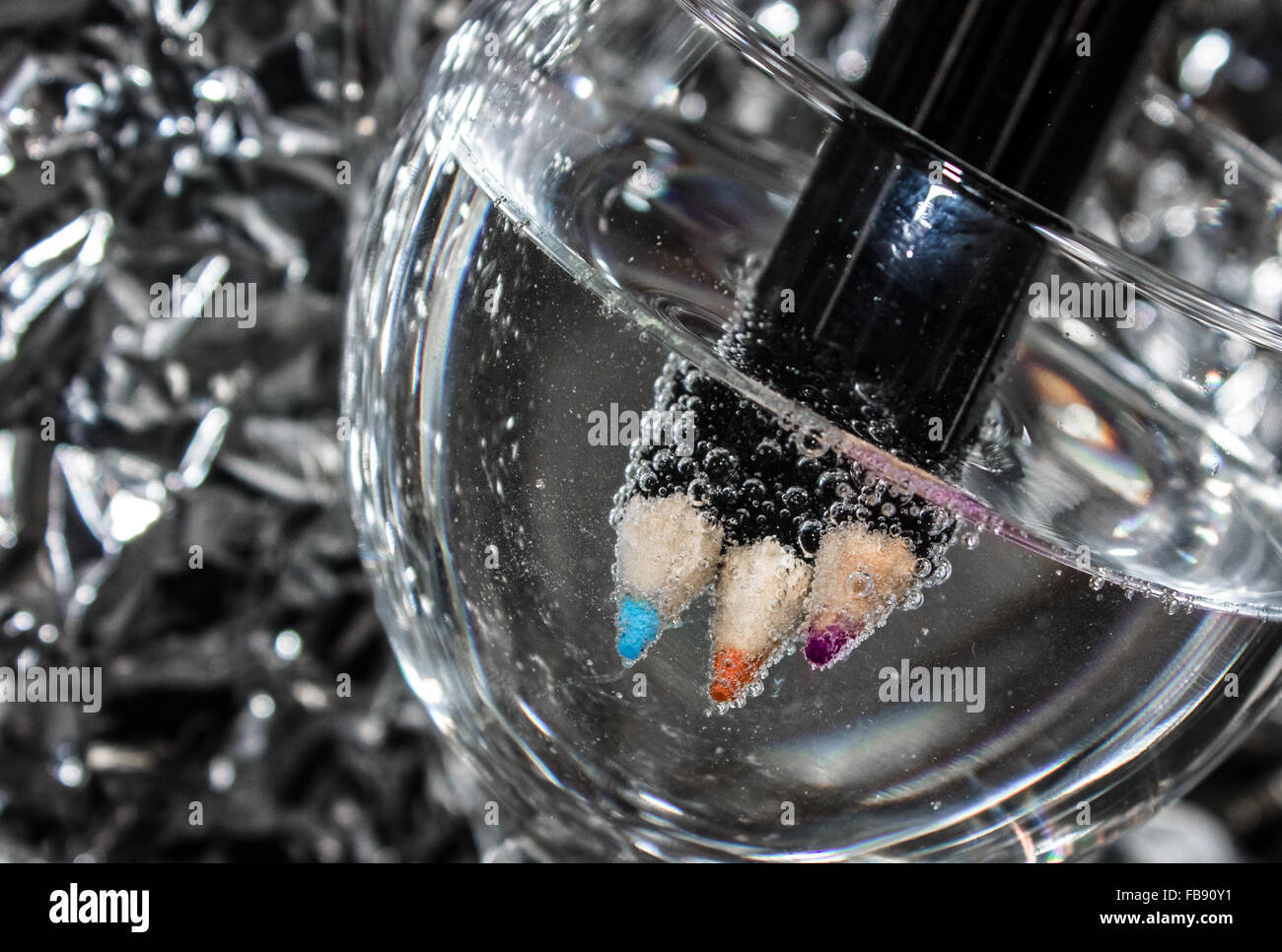 Aquarellstifte entfernt fizzing in Limonade oder Cola auf einer Alufolie Hintergrund. Stockfoto
