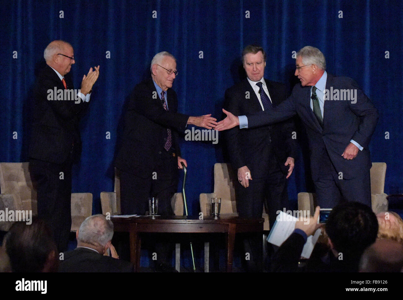 Washington, DC, USA. 11. Januar 2016. Ehemalige US-Verteidigungsminister Chuck Hagel(1st, R) schüttelt Hände mit Harold Brown(2nd, L) während einer Veranstaltung National Committee on US-chinesischen Beziehungen in Washington, DC, USA, 11. Januar 2016. Vier ehemalige US Verteidigung Sekretärinnen, Chuck Hagel, William Cohen, William Perry und Harold Brown, am Montag aufgefordert, ihr Land und China, militärischen Austausch zur Stärkung des gegenseitigen Vertrauens zu steigern. Bildnachweis: Bao Dandan/Xinhua/Alamy Live-Nachrichten Stockfoto