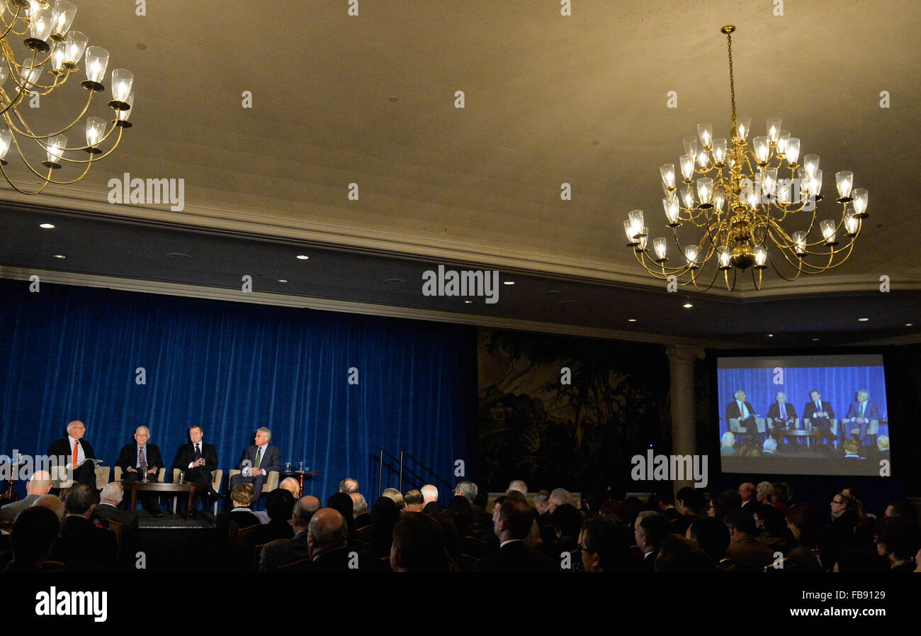 Washington, DC, USA. 11. Januar 2016. Vier ehemalige US Verteidigung Sekretärinnen, Chuck Hagel(1st, R), William Cohen(2nd, R), William Perry(not in the picture) und Harold Brown(2nd, L), diskutieren zwischen China und den USA in Washington, D.C., Hauptstadt der Vereinigten Staaten, 11. Januar 2016. Vier ehemaligen US Verteidigung-Sekretärinnen am Montag dazu ermutigt, ihr Land und China, militärischen Austausch zur Stärkung des gegenseitigen Vertrauens zu steigern. Bildnachweis: Bao Dandan/Xinhua/Alamy Live-Nachrichten Stockfoto