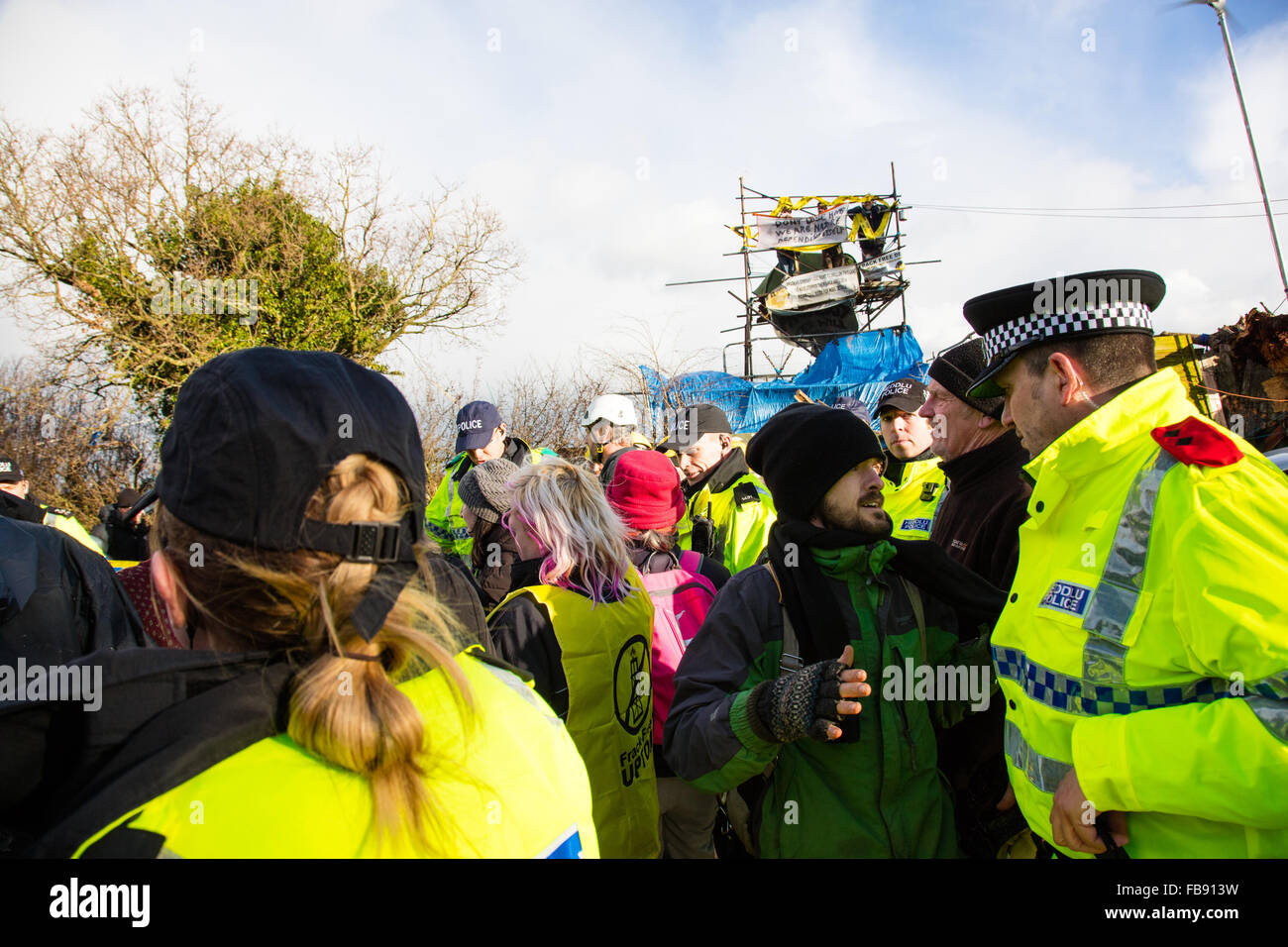 Upton, Cheshire. 12. Januar 2016. Große Anzahl von Polizei und Gerichtsvollzieher vertreiben Demonstranten aus der langjährige anti-Fracking Camp Upton Credit: Jason Smalley / Alamy Live News Stockfoto