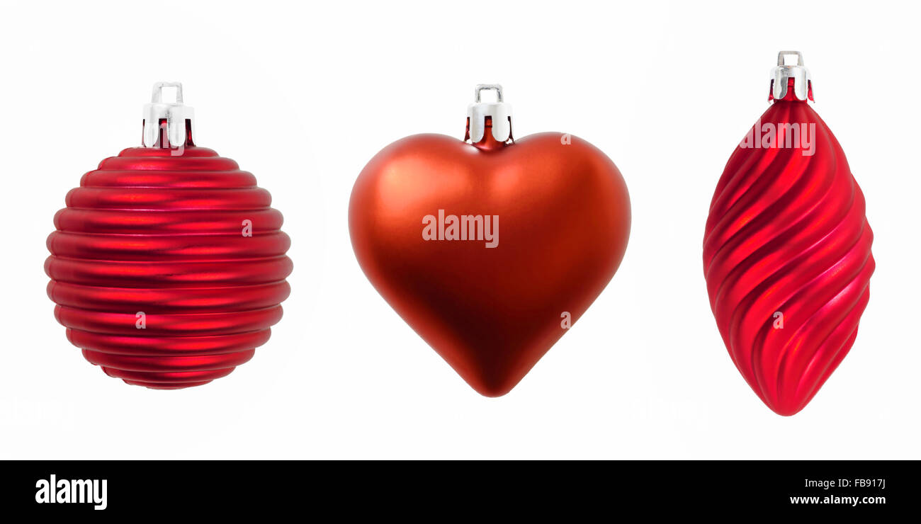 Drei Weihnachtsdekoration isoliert auf weißem Hintergrund. Ball, Herz und Kiefer Kegelform. Matte Oberfläche. Stockfoto