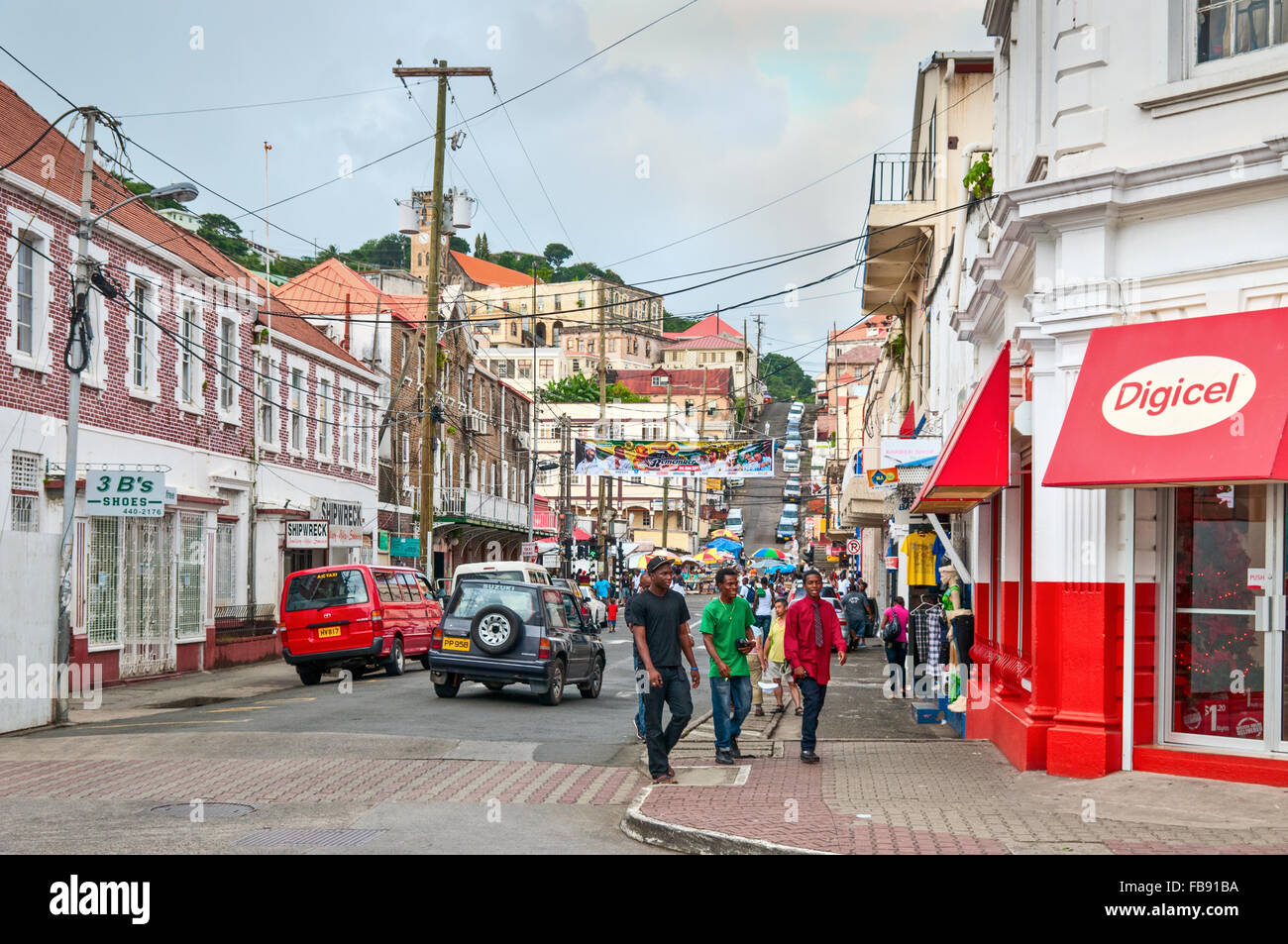 Szene des täglichen Lebens in der Hauptstadt von Grenada, mit Menschen zu Fuß auf den Gehwegen und den Verkehr auf den Straßen. Stockfoto