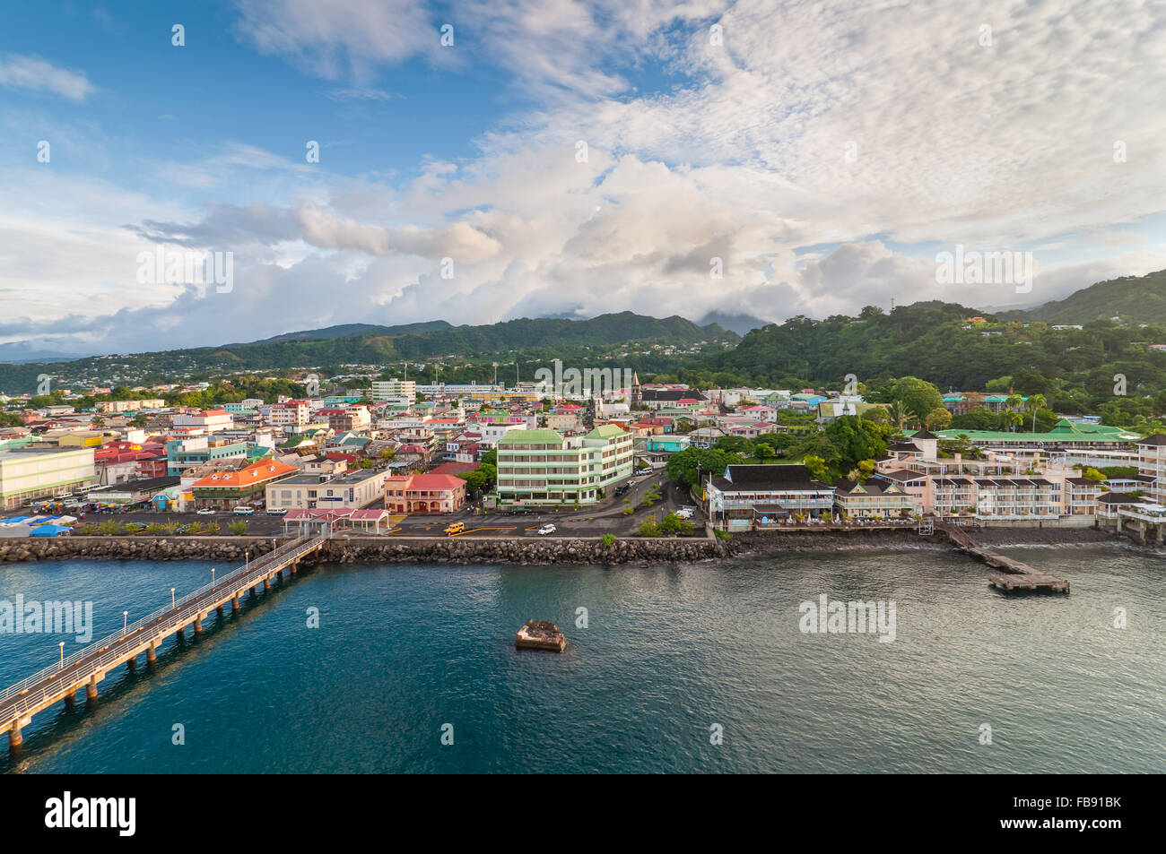 Ein Panorama von Roseau, Hauptstadt von Dominica, genommen von einem Schiff mit Blick auf die Stadt. Stockfoto