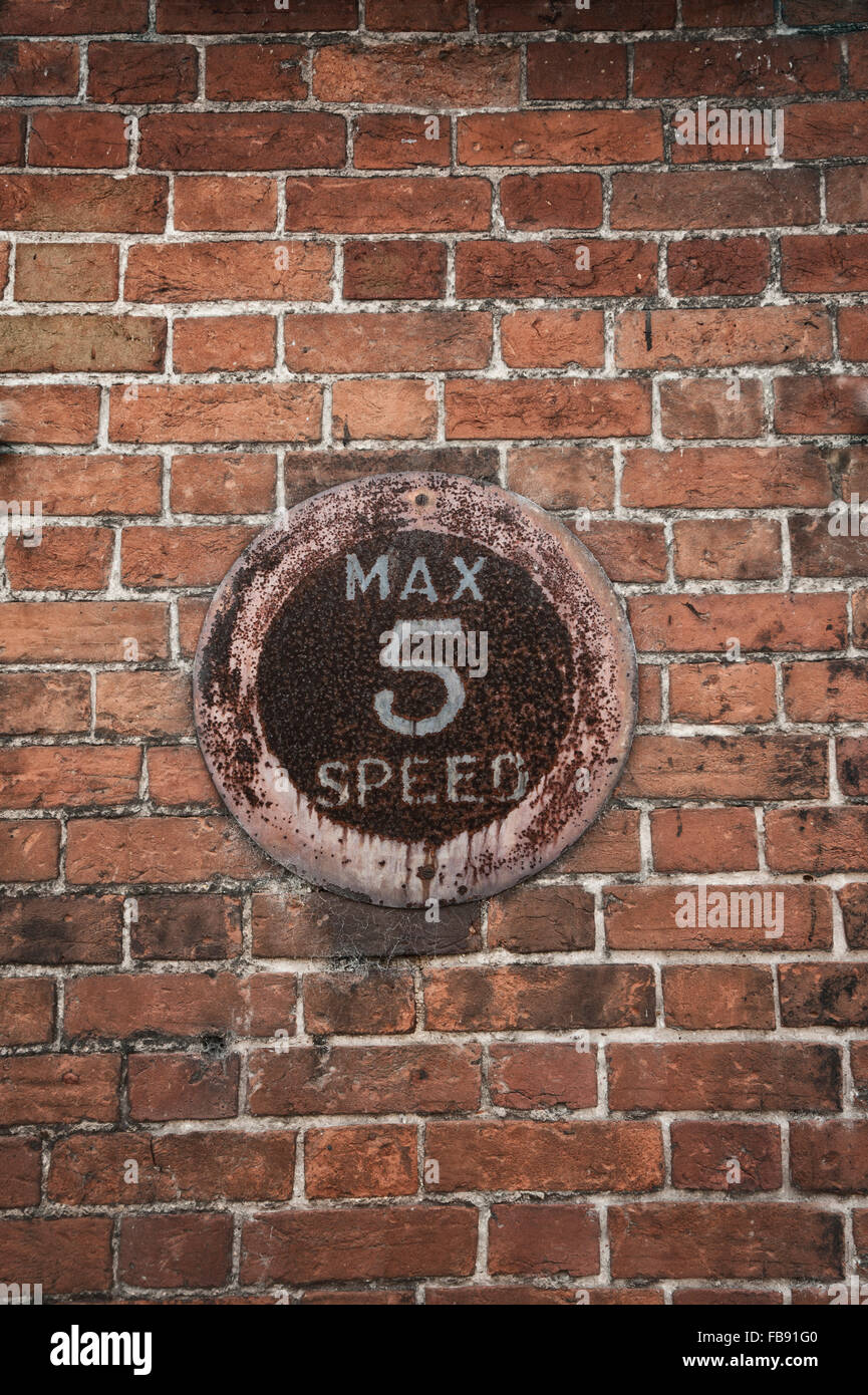 Rostige MAX Geschwindigkeit 5 Meilen pro Stunde auf Ziegelwand. Stockfoto