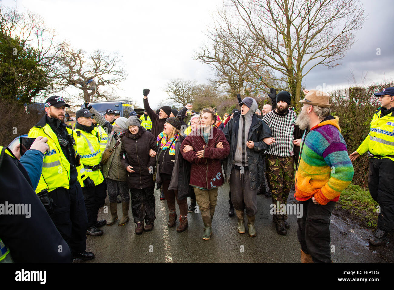 Upton, Cheshire. 12. Januar 2016. Große Anzahl von Polizei und Gerichtsvollzieher vertreiben Demonstranten aus der langjährige anti-Fracking Camp Upton Credit: Jason Smalley / Alamy Live News Stockfoto