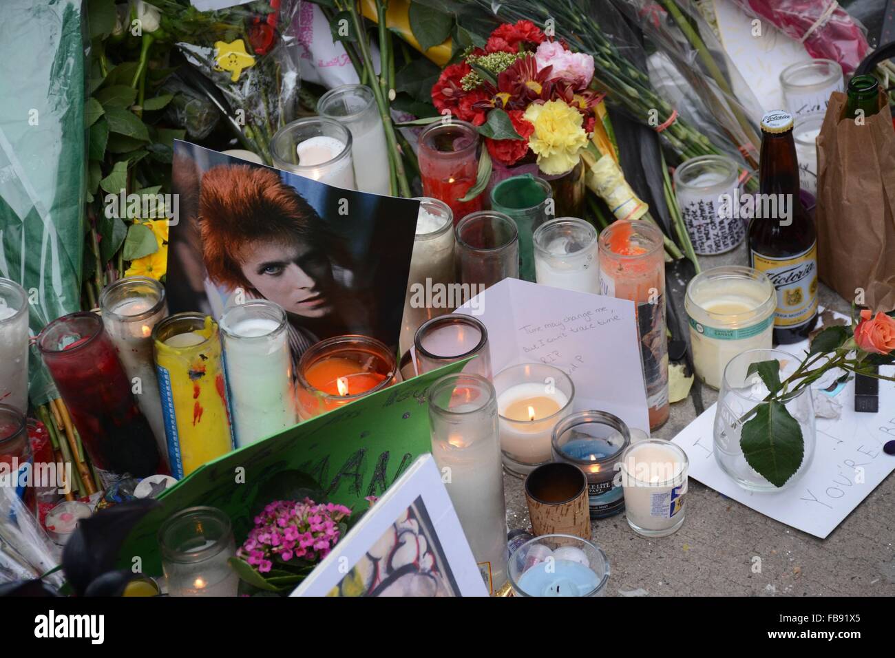 New York, NY, USA. 12. Januar 2016. David Bowie-Denkmal außerhalb seiner Wohnung SoHo in New York unterwegs für Fans zahlen ihre Hinsicht am Denkmal außerhalb David Bowie Wohnung, Soho, New York, NY 12. Januar 2016. Bildnachweis: Derek Sturm/Everett Collection/Alamy Live-Nachrichten Stockfoto