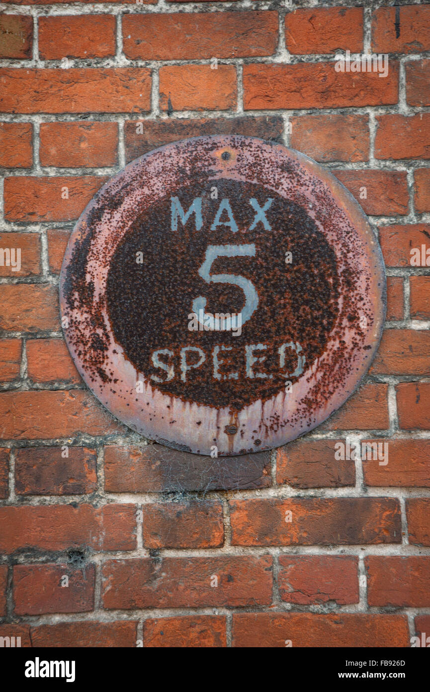 Rostige MAX Geschwindigkeit 5 Meilen pro Stunde auf Ziegelwand. Stockfoto