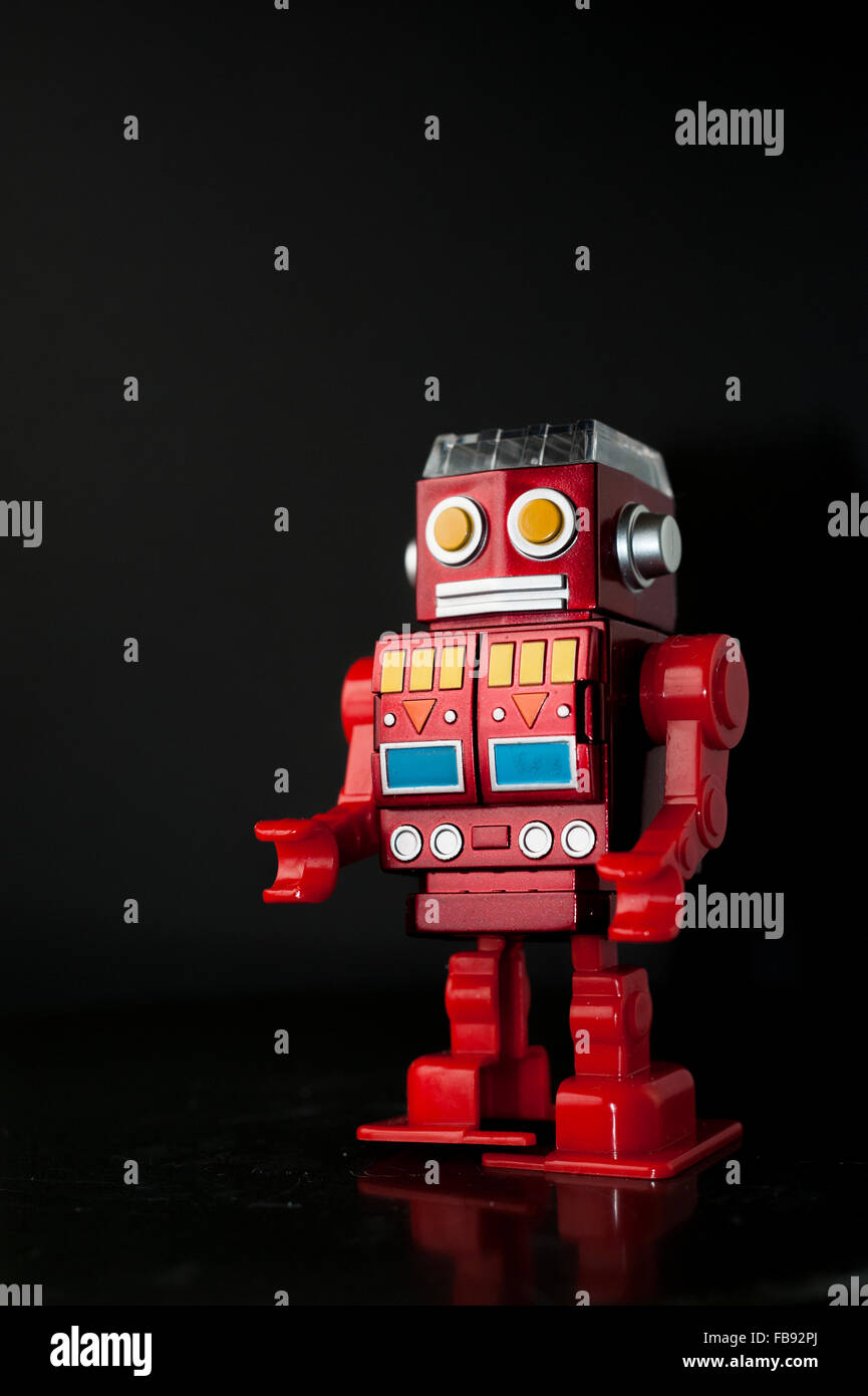 Spielzeugroboter, rotem Kunststoff Roboter gehen Stockfotografie - Alamy