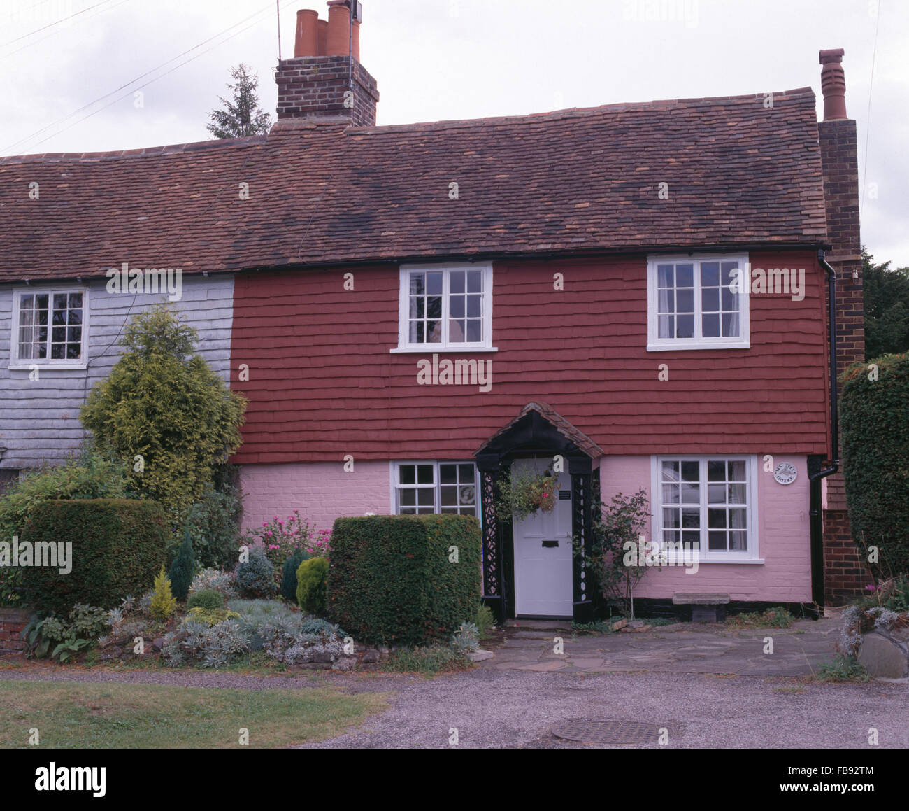 Außenseite des rosa Halb freistehendes Ferienhaus mit Peg oberen Wände gefliest Stockfoto