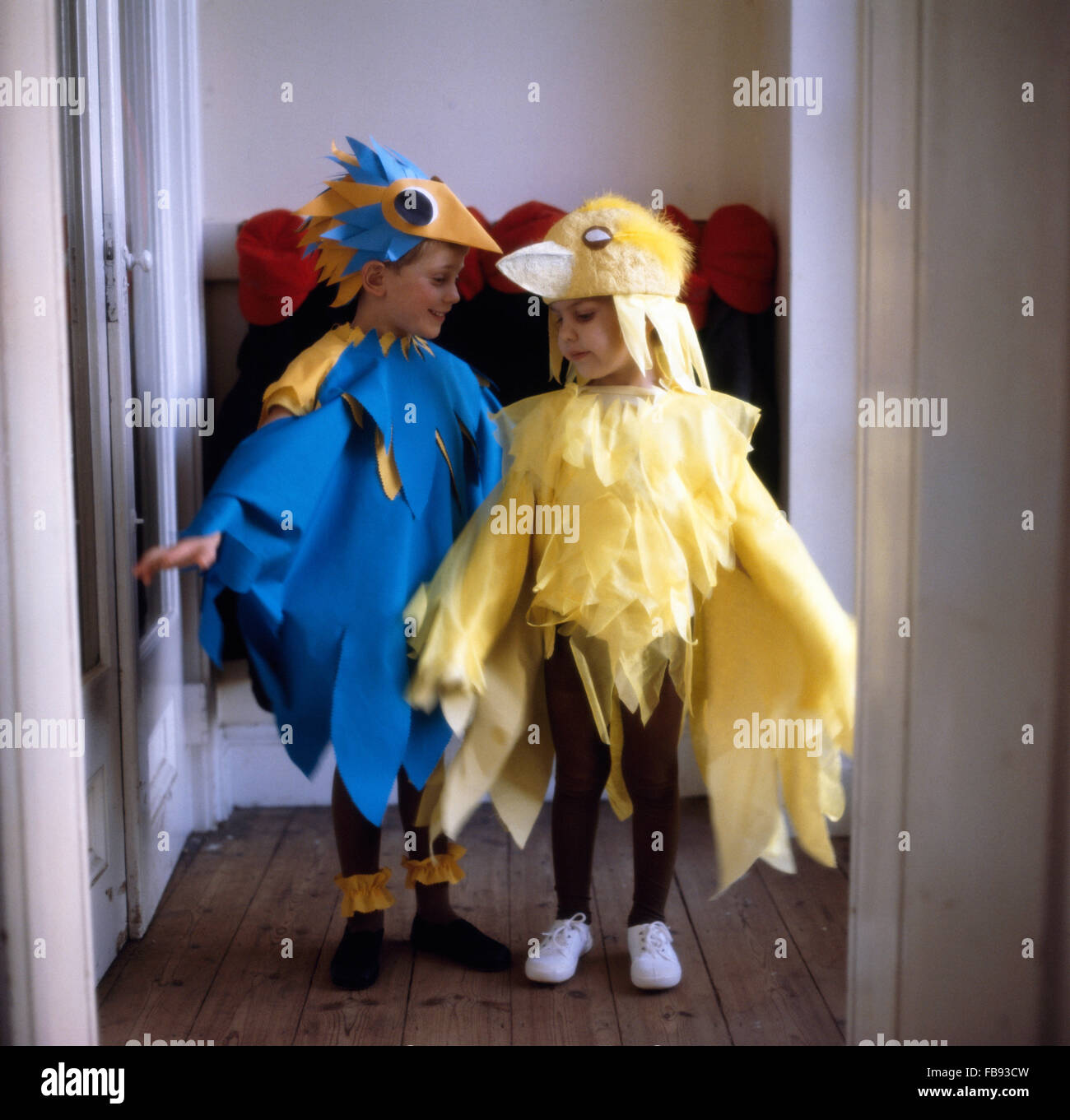 Zwei kleine jungen Vogel Kostümen für nur zur redaktionellen Nutzung Stockfoto