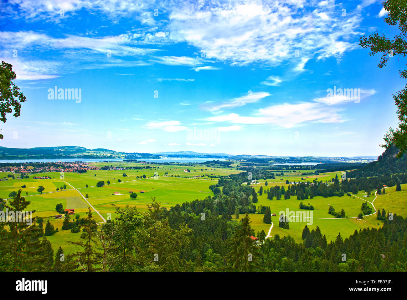 Bayern-Landschaft von Schloss Neuschwanstein. Schwangau-Dorf und Forggensee See im Hintergrund. Stockfoto
