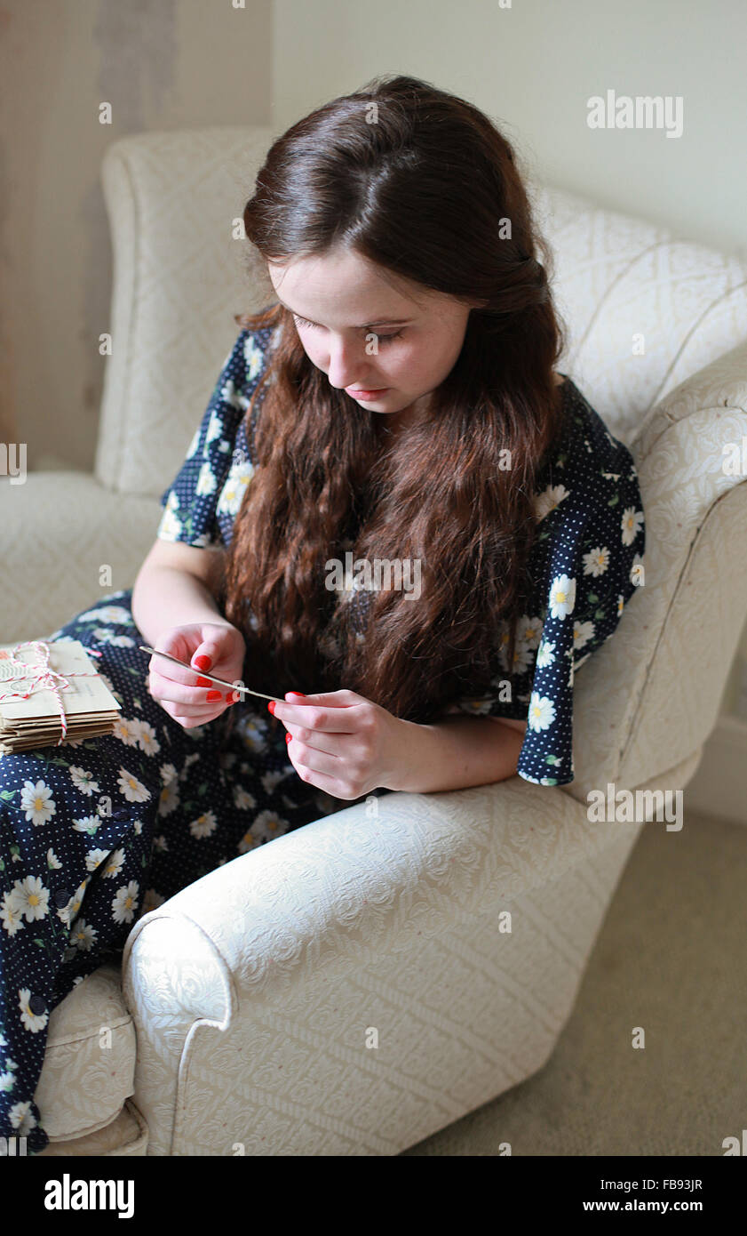 Porträt einer jungen Frau lesen Briefe von ihrem Liebling Stockfoto