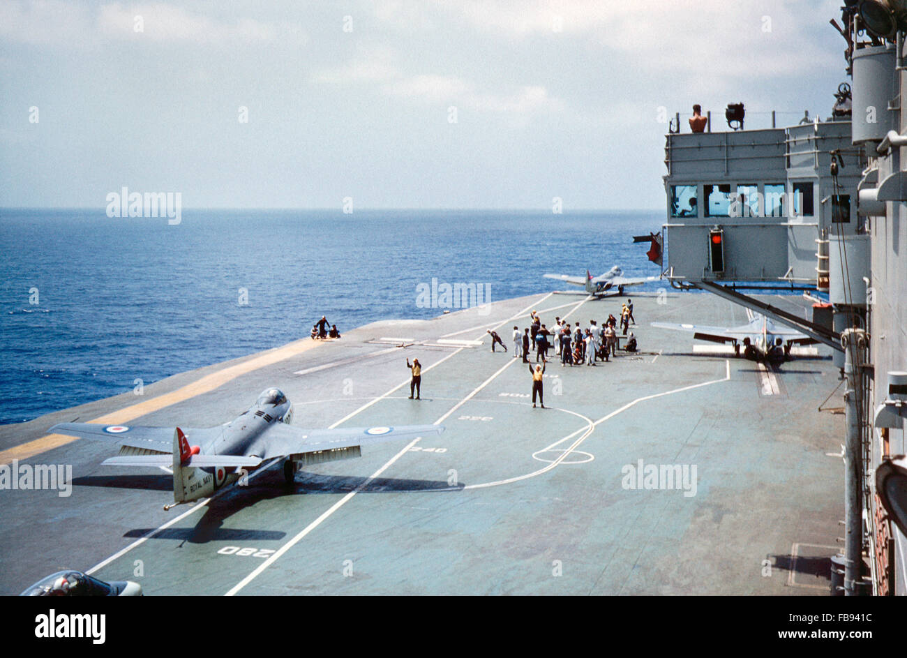 HMS Eagle in den 1960ern mit einem Seahawk, der sich auf den Start vorbereitet Stockfoto