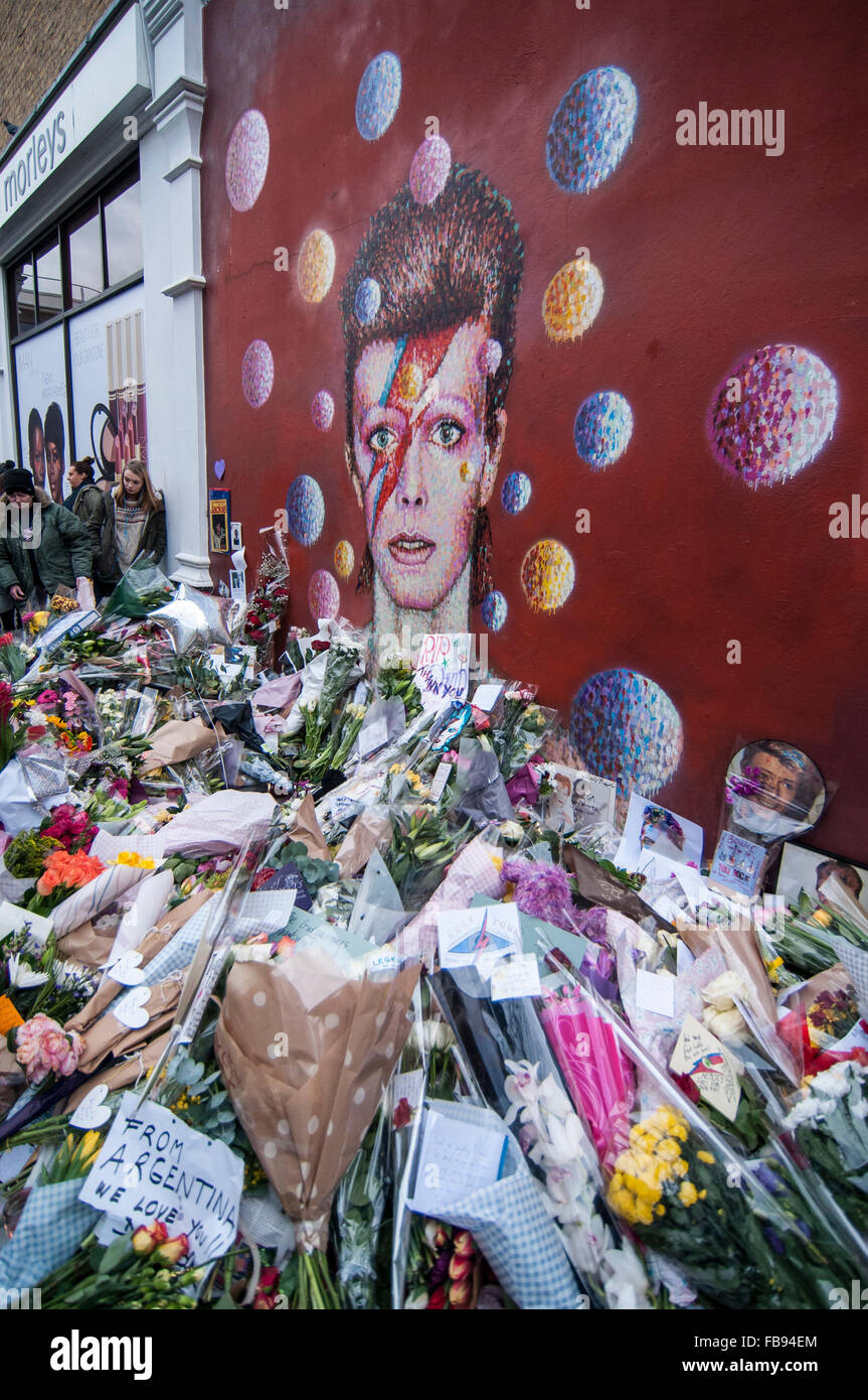 London, UK.  12. Januar 2016.  Fans weiterhin besuchen das Wandbild von David Bowie in Brixton zu zollen Tribut nach Nachrichten, die die legendäre 69 Jahre alte Sängerin am Vortag an Krebs gestorben war.   Bildnachweis: Stephen Chung / Alamy Live News Stockfoto