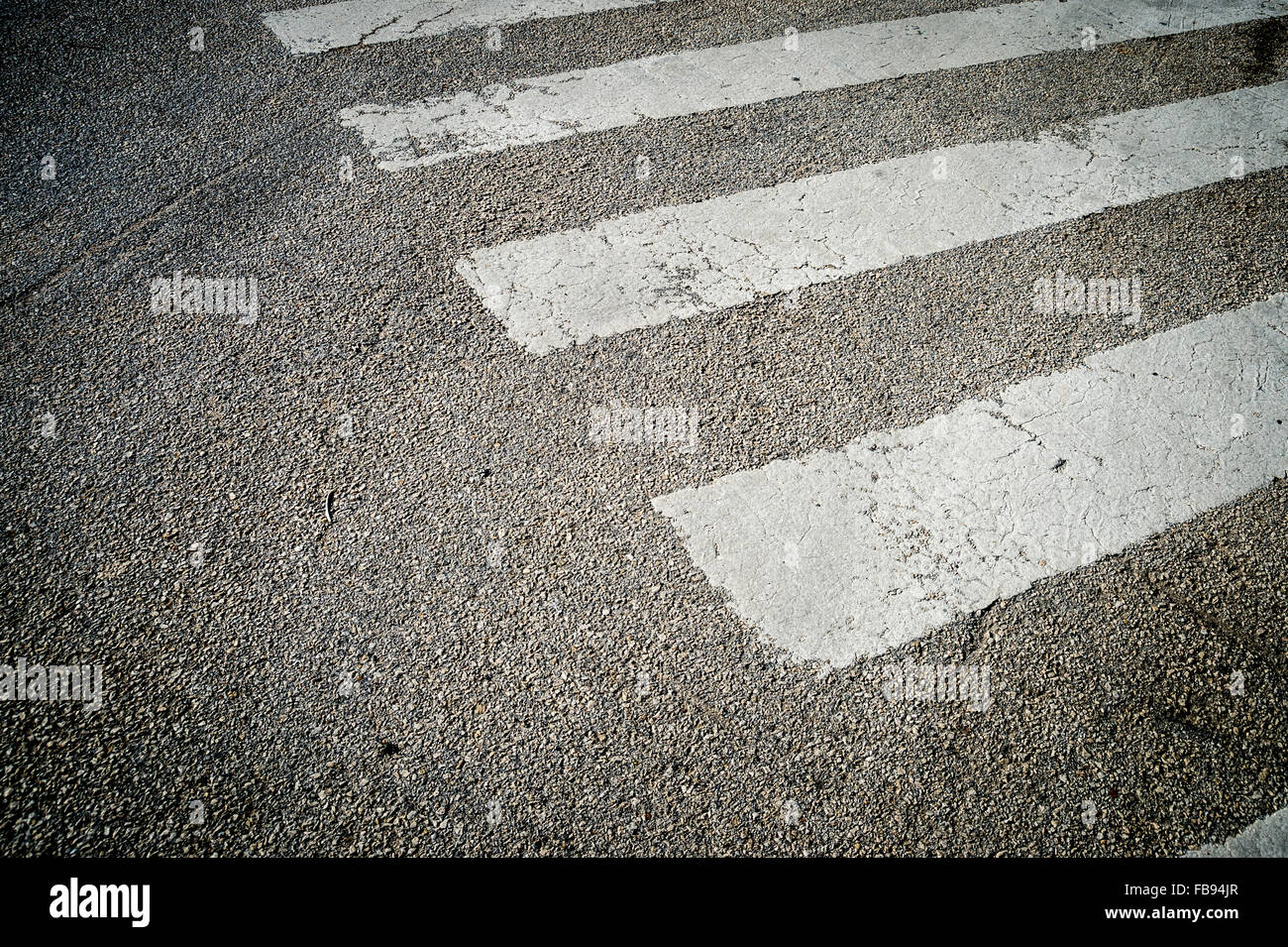 Fußgängerüberweg auf asphaltierte Straße gemalt. Stockfoto