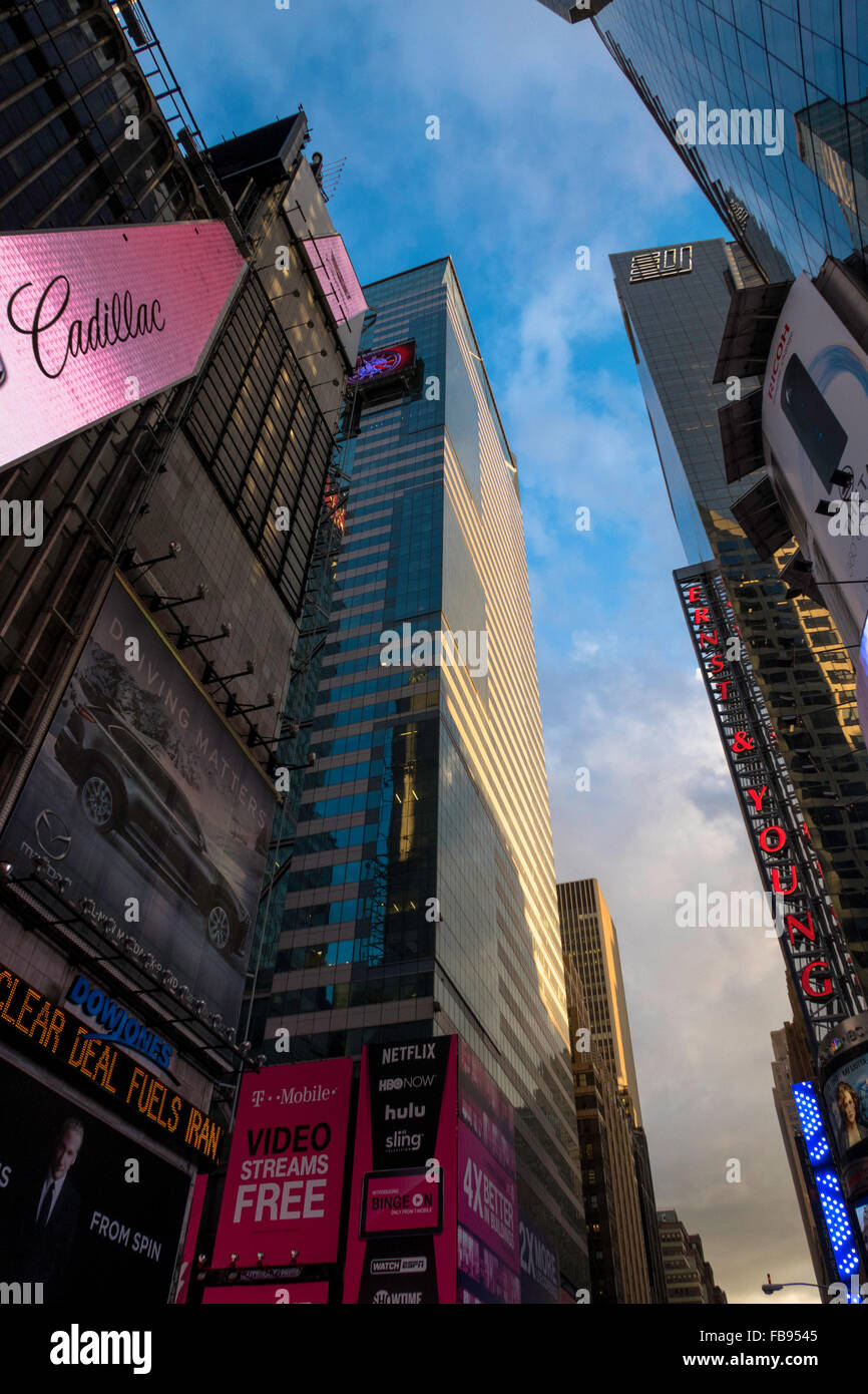 Plakatwände Leuchten Times Square bei Nacht, NYC Stockfoto