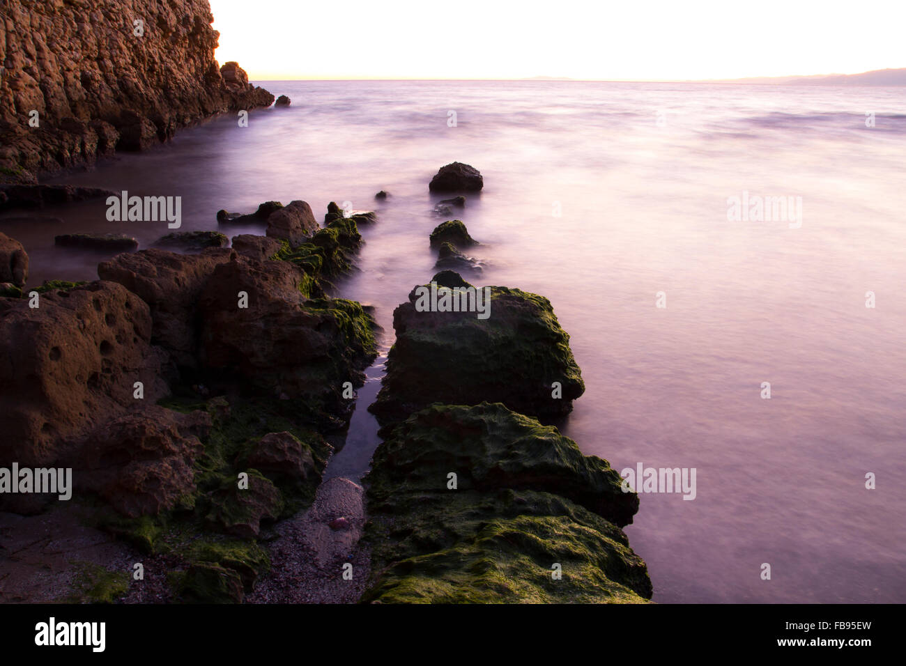 Langzeitbelichtung Schuss von einem Strand in der Nacht Stockfoto
