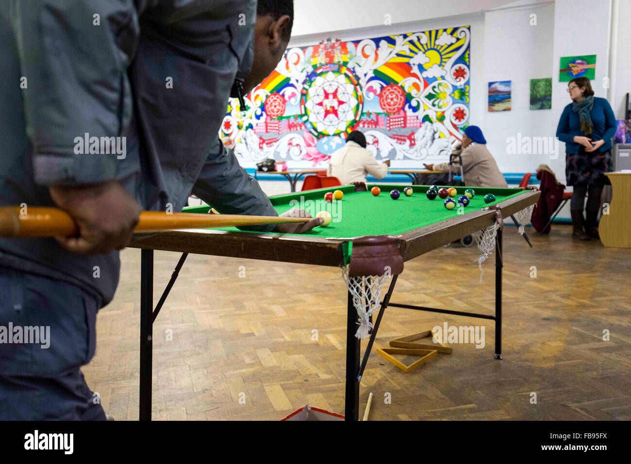 nicht identifizierbare junge Männer spielen Sie Billard in einem UK-Gemeindezentrum Stockfoto