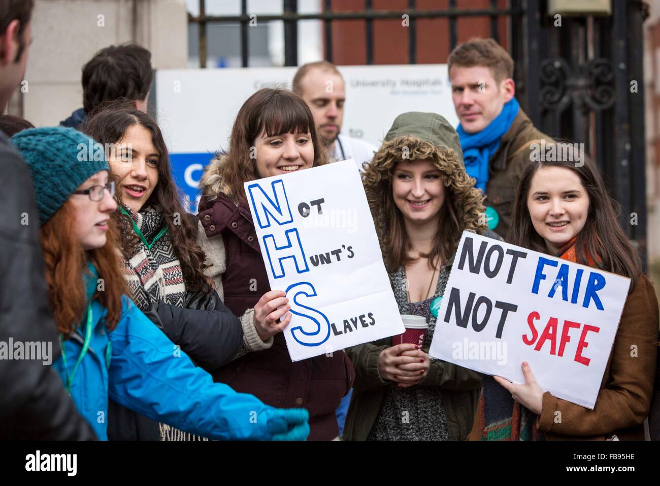 Ärzte protestieren außerhalb Manchester Royal Infirmary, Oxford Road.  Manchester heute (Freitag, 1. Dezember 16). Stockfoto