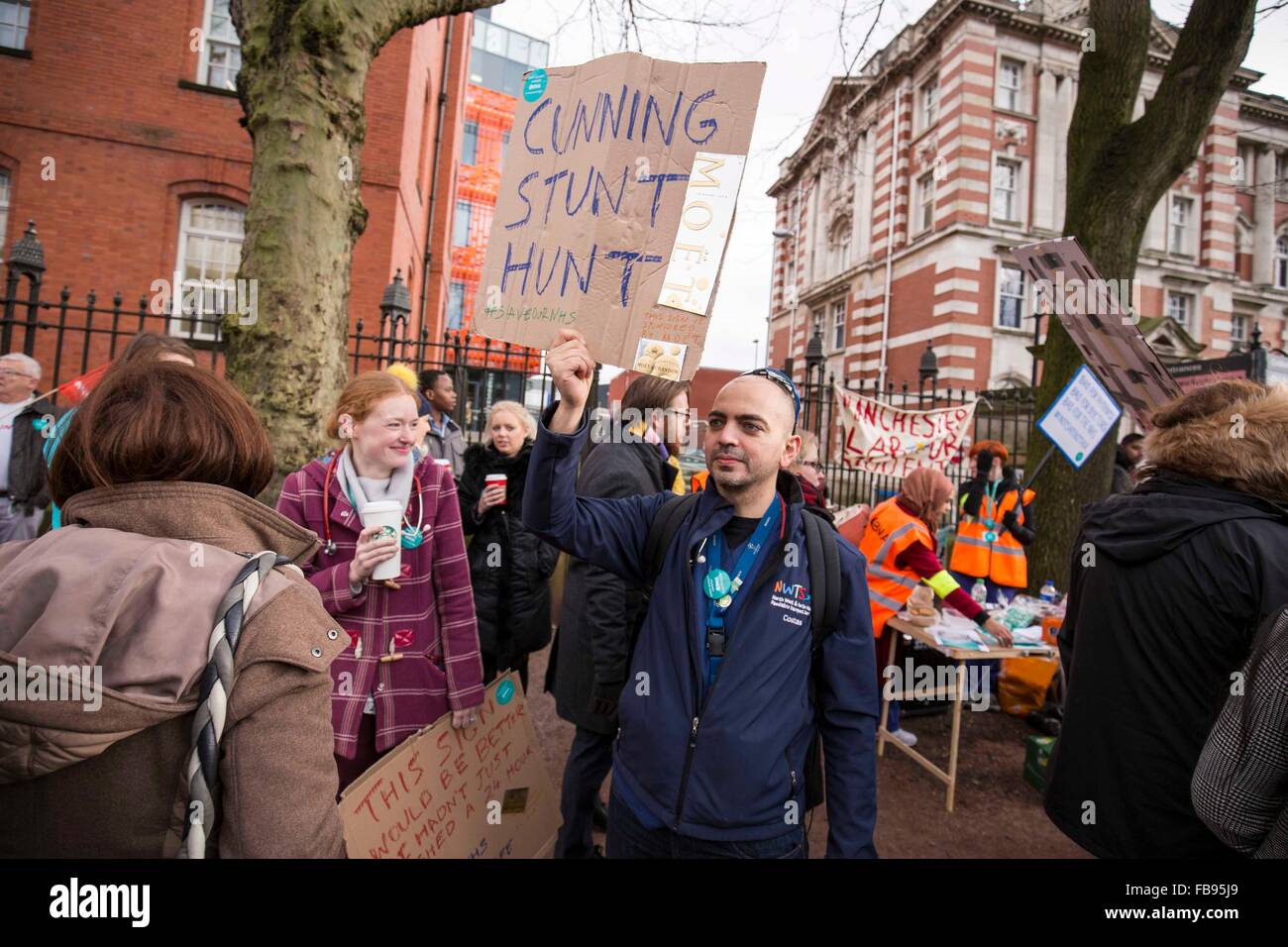 Ärzte protestieren außerhalb Manchester Royal Infirmary, Oxford Road.  Manchester heute (Freitag, 1. Dezember 16). Stockfoto