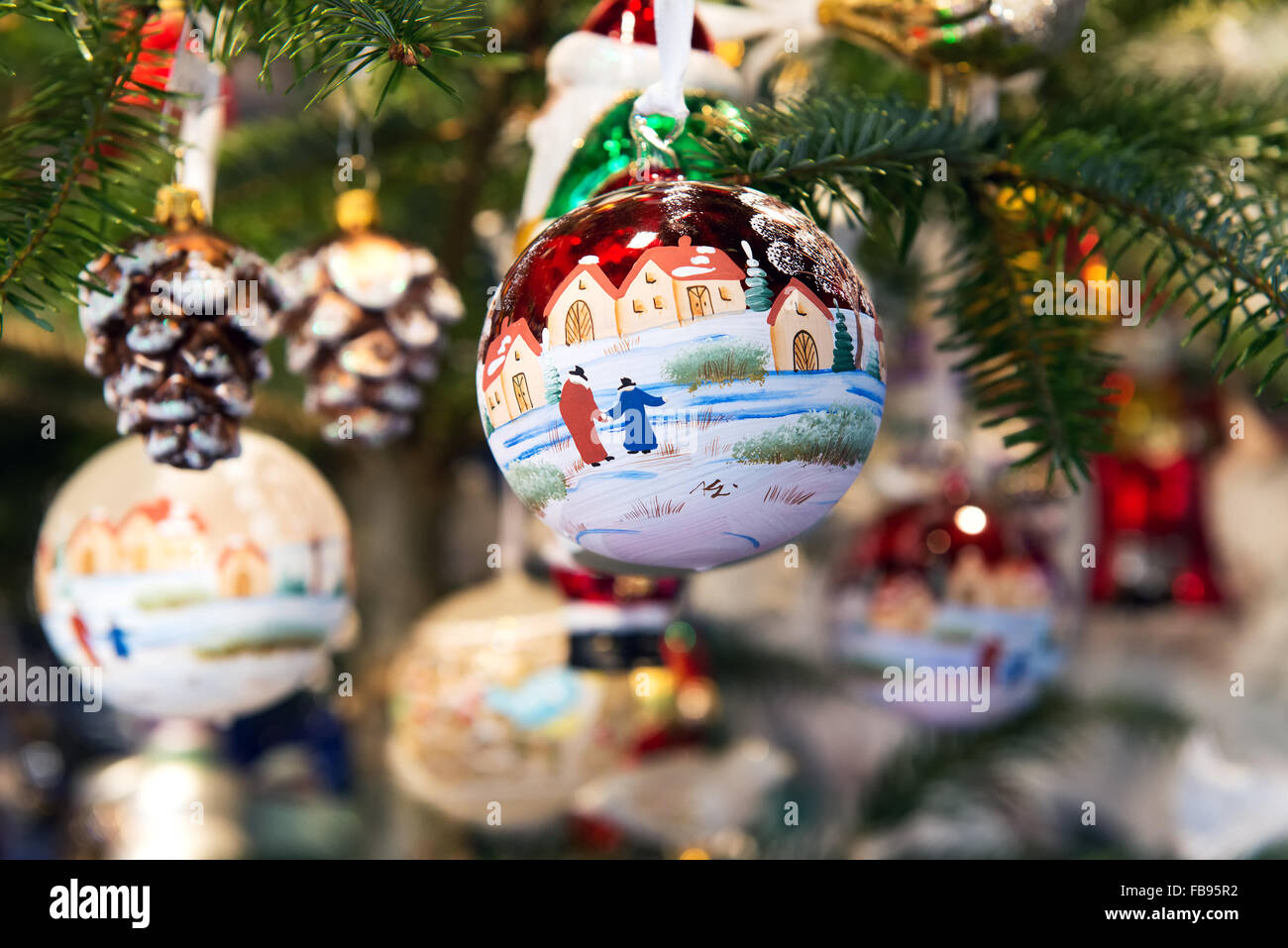 Bunte dekorative Weihnachtskugeln oder Kugeln, die Urlaub oder Winter Szenen Stockfoto