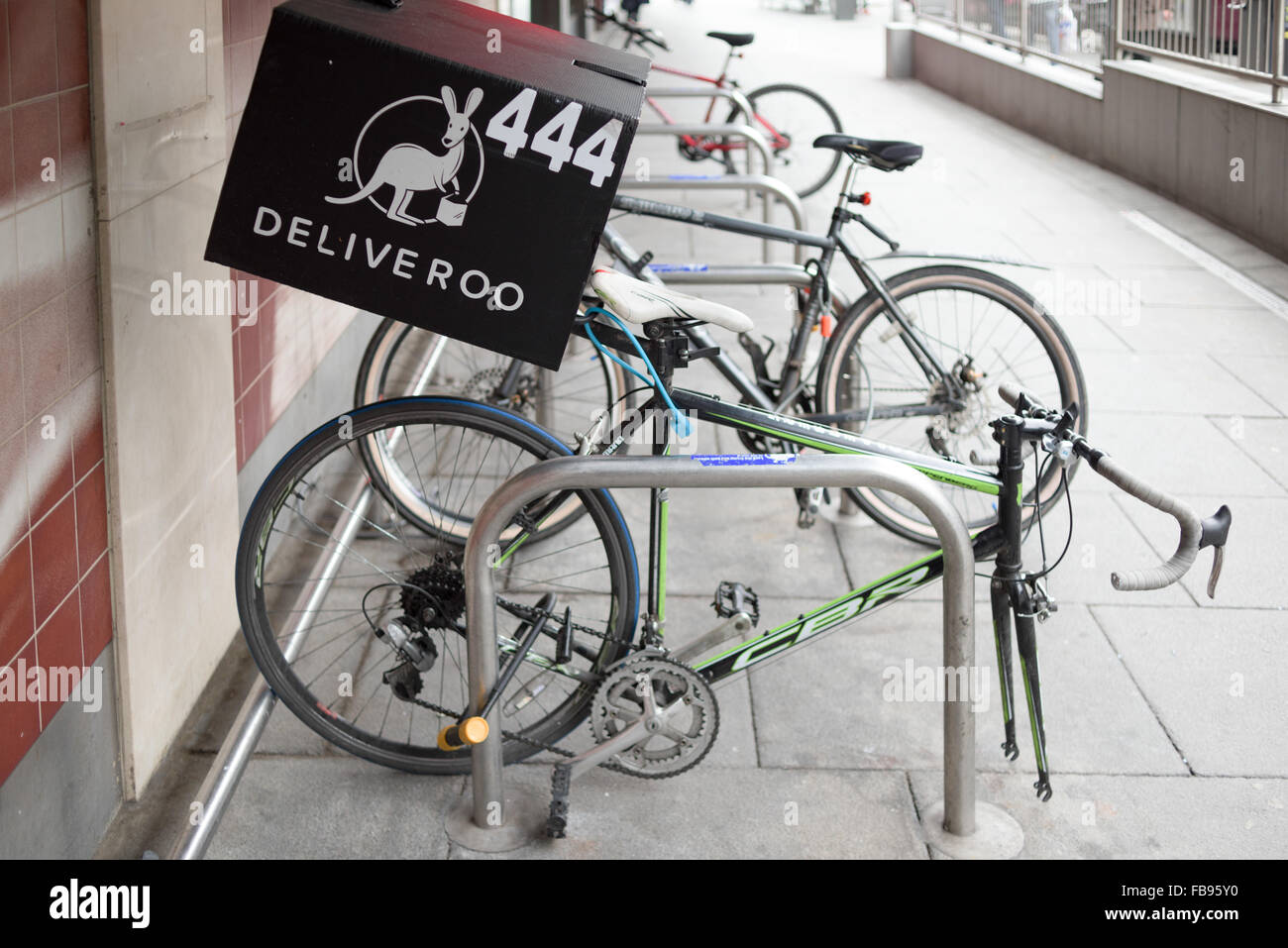 Deliveroo Essen Lieferung Kurier. Stockfoto