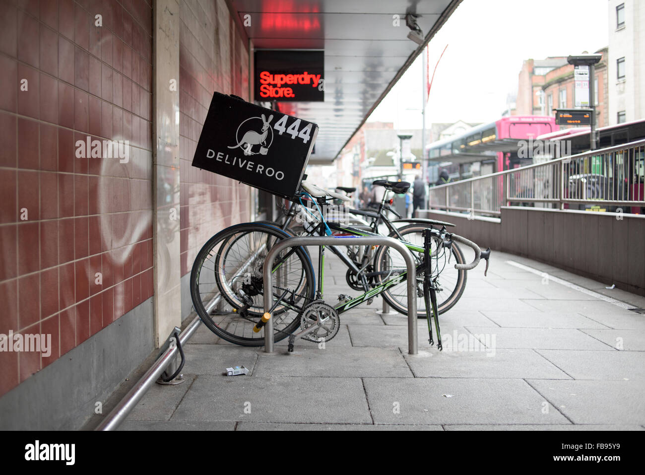 Deliveroo Essen Lieferung Kurier. Stockfoto