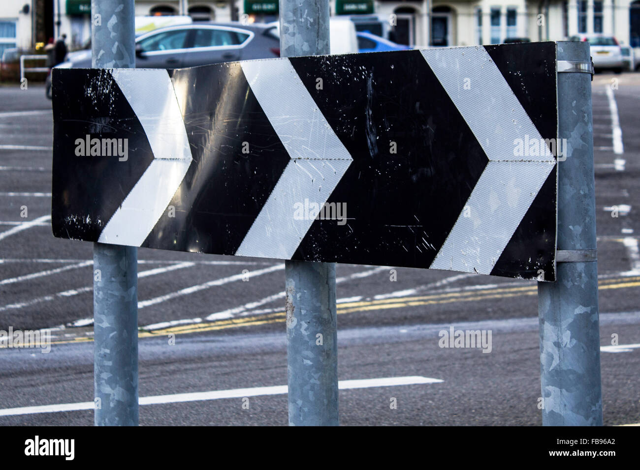 Beschädigte Chevron-Zeichen Stockfoto