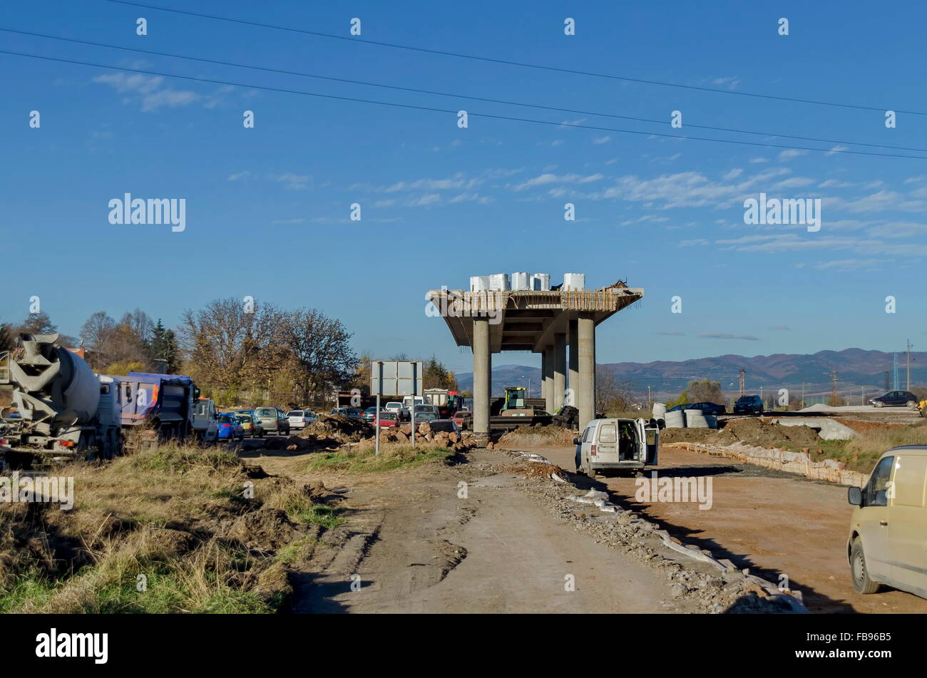 Teil von der Brücke über den Neubau der Straße mit Reihen von Autos, Benkovski, Sofia Stockfoto