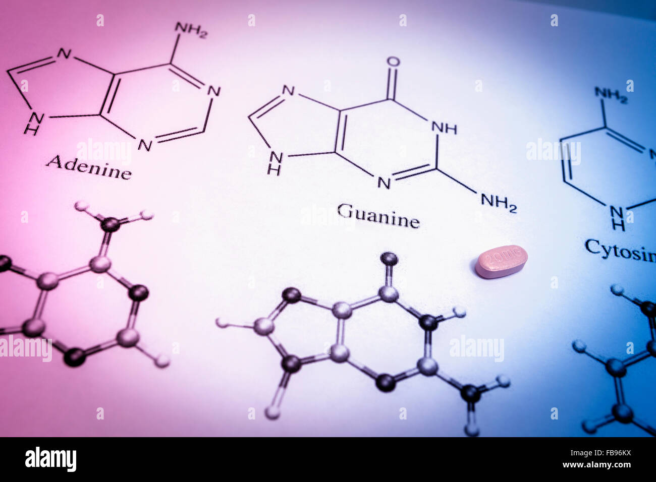Chemie-Wissenschaft-Formel und rosa Pille. Medizin-Konzept Stockfoto