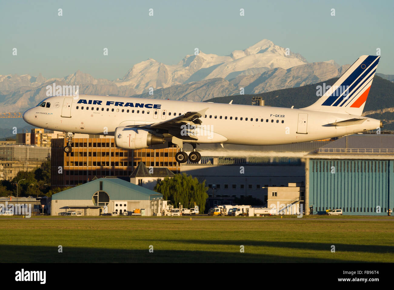 Air France A320 Landung am Flughafen Genf mit dem Mont Blanc in den Rücken Stockfoto