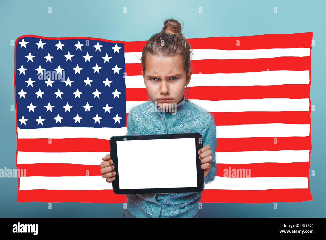 Jugend-Mädchen hält eine Tablette die Stirn gerunzelt amerikanische Flagge USA Stockfoto