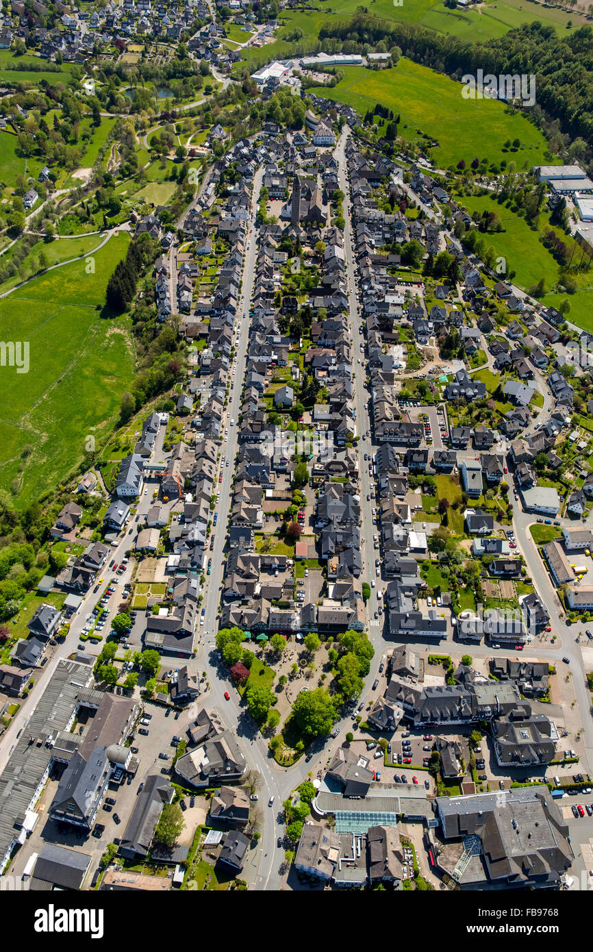 Luftaufnahme, East Street und West Street, parallelen Hauptstraßen durch Schmallenberg, Schmallenberg, Sauerland, Stockfoto