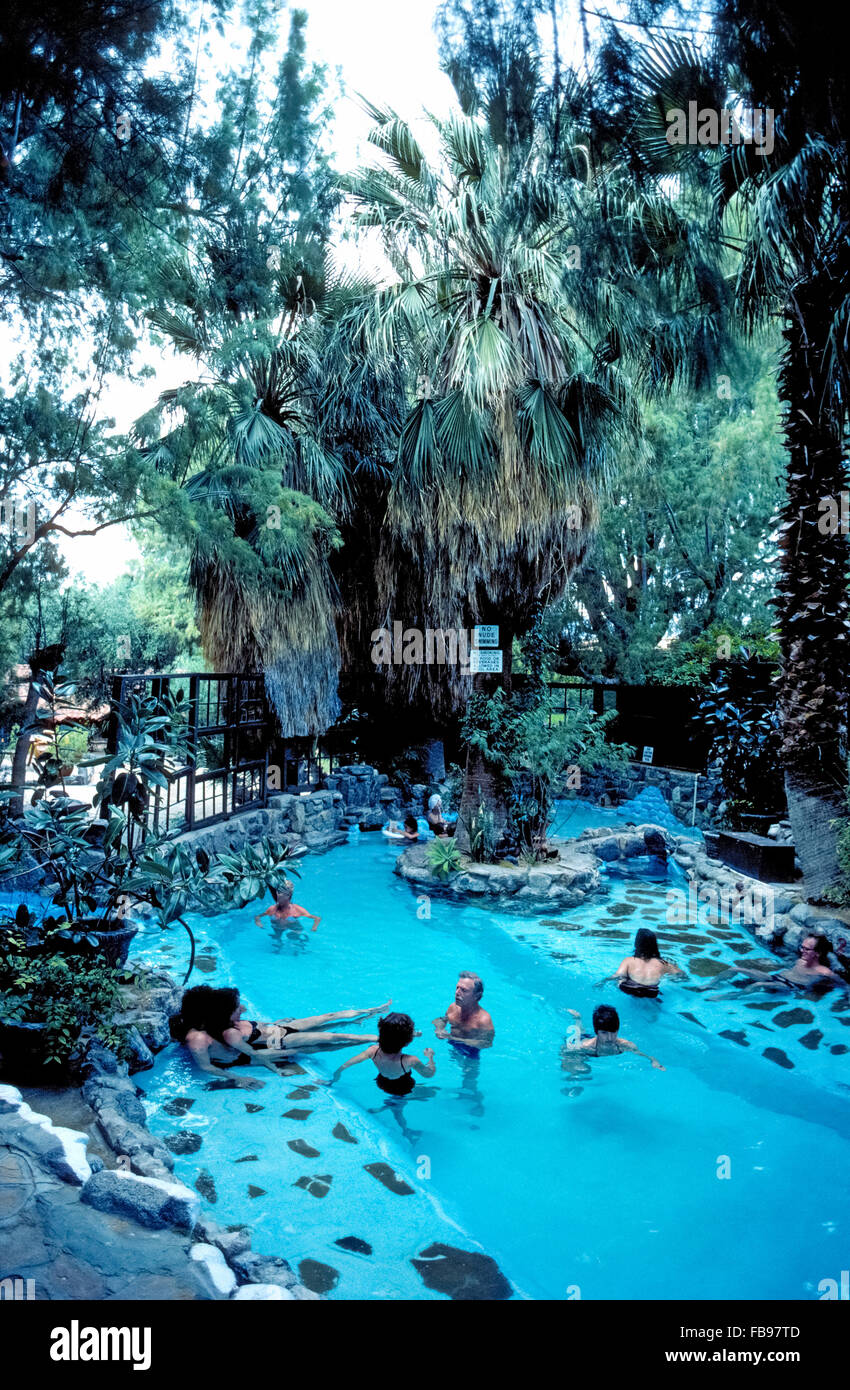 Entspannen Sie im schattigen Pools von artesischen Mineralwasser aus unterirdischen Quellen zwei Haufen Palms Spa Resort, eine ruhige Oase in der Wüste in Desert Hot Springs, einer Gemeinde in Riverside County in Süd-Kalifornien, USA. Stockfoto