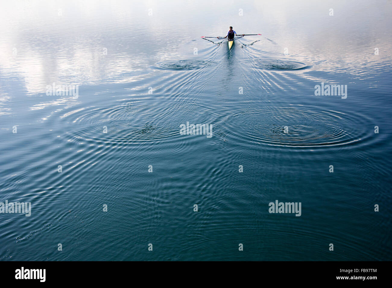 Sitz sport rudern -Fotos und -Bildmaterial in hoher Auflösung – Alamy
