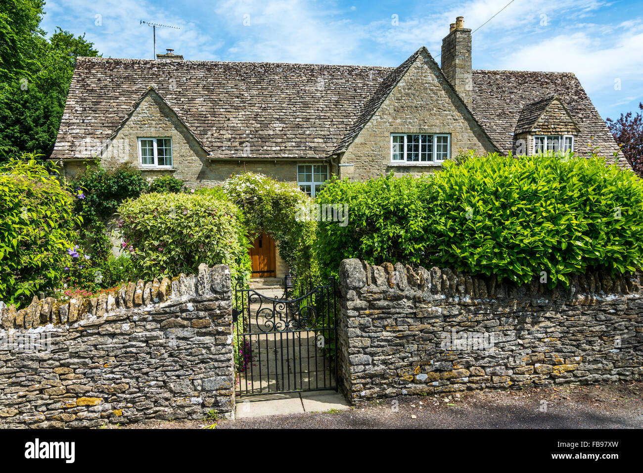 Schöne alte Cotswold-Steinhaus in Witney, Oxfordshire, England, UK Stockfoto