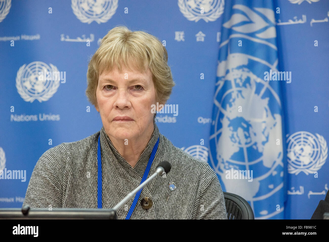 New York, Vereinigte Staaten von Amerika. 12. Januar 2016.  Karen AbuZayd spricht vor der Presse. UN-Generalsekretär Jan Eliasson, Sonderberater für den bevorstehenden Gipfel auf Adressierung großen Bewegungen von Flüchtlingen und Migranten Karen AbuZayd und Bela Hovy, Chef der Sektion Migration der UNO-Hauptabteilung für wirtschaftliche und soziale Angelegenheiten, Pressekonferenz eine am Sitz der Vereinten Nationen in New York City, politische Initiativen und Forschung über wirtschaftliche Migranten und Flüchtlinge weltweit zu diskutieren. Bildnachweis: Pazifische Presse/Alamy Live-Nachrichten Stockfoto