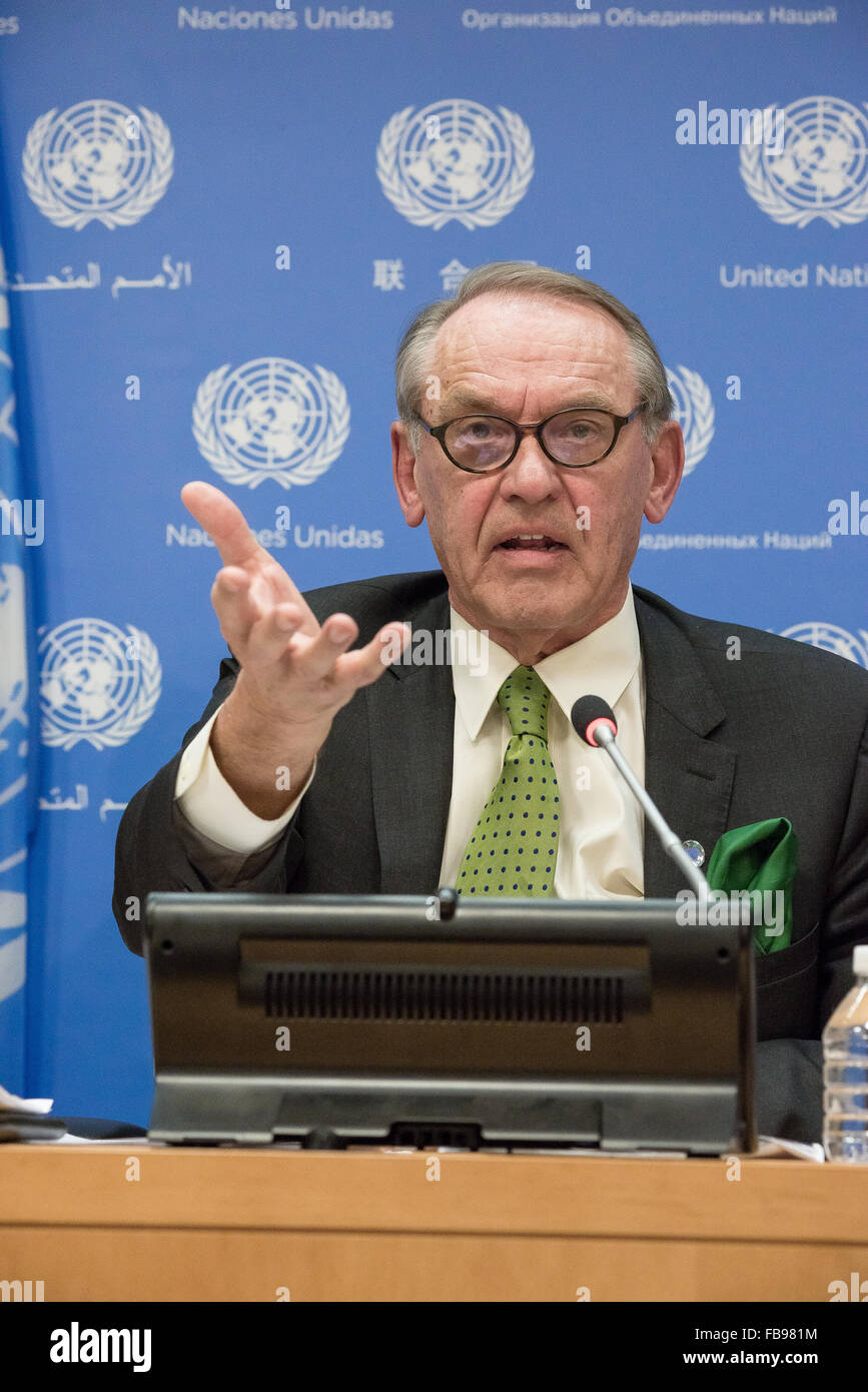 New York, Vereinigte Staaten von Amerika. 12. Januar 2016.  Jan Eliasson spricht vor der Presse. UN-Generalsekretär Jan Eliasson, Sonderberater für den bevorstehenden Gipfel auf Adressierung großen Bewegungen von Flüchtlingen und Migranten Karen AbuZayd und Bela Hovy, Chef der Sektion Migration der UNO-Hauptabteilung für wirtschaftliche und soziale Angelegenheiten, Pressekonferenz eine am Sitz der Vereinten Nationen in New York City, politische Initiativen und Forschung über wirtschaftliche Migranten und Flüchtlinge weltweit zu diskutieren. Bildnachweis: Pazifische Presse/Alamy Live-Nachrichten Stockfoto