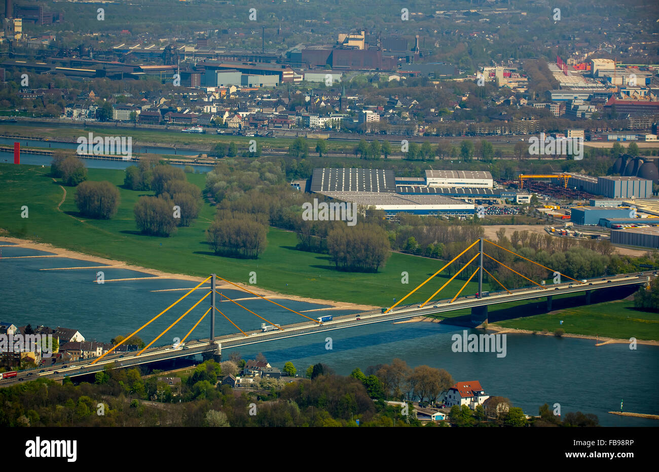 Luftbild, Autobahn, Brücke, Rhein, A40 Rheinbrücke in der Nähe von Homberg, Duisburg, Ruhrgebiet, Duisburg-Nord, Nordrhein-Westfalen, Stockfoto