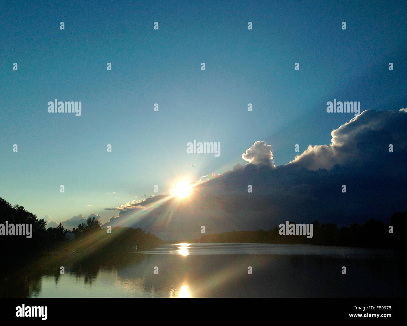 Einen wunderschönen Sonnenuntergang am Fluss Outaouais. Stockfoto