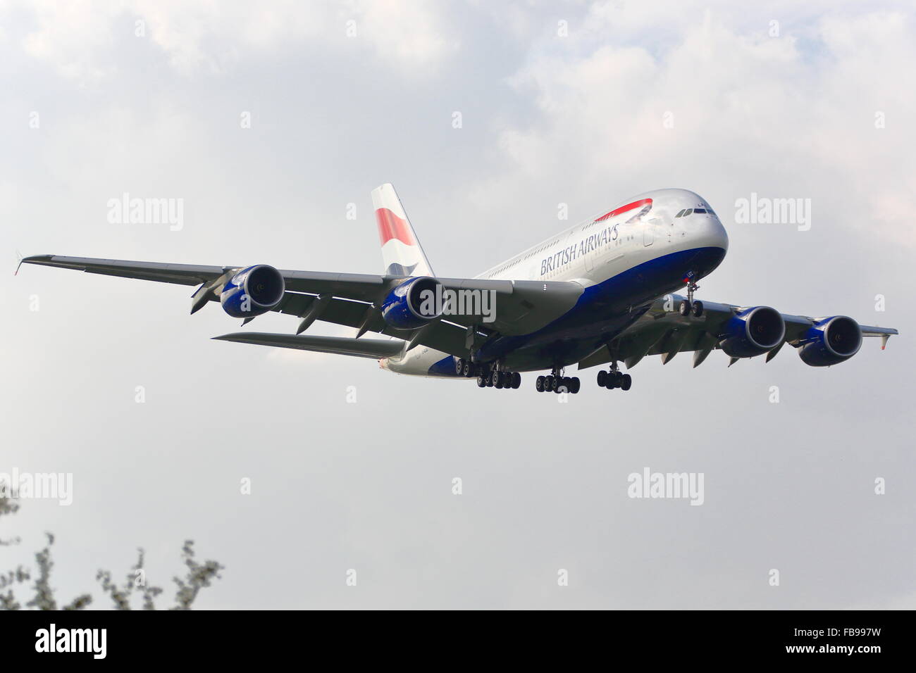 British Airways Airbus A380-800 G-XLEC Landung in Heathrow Stockfoto