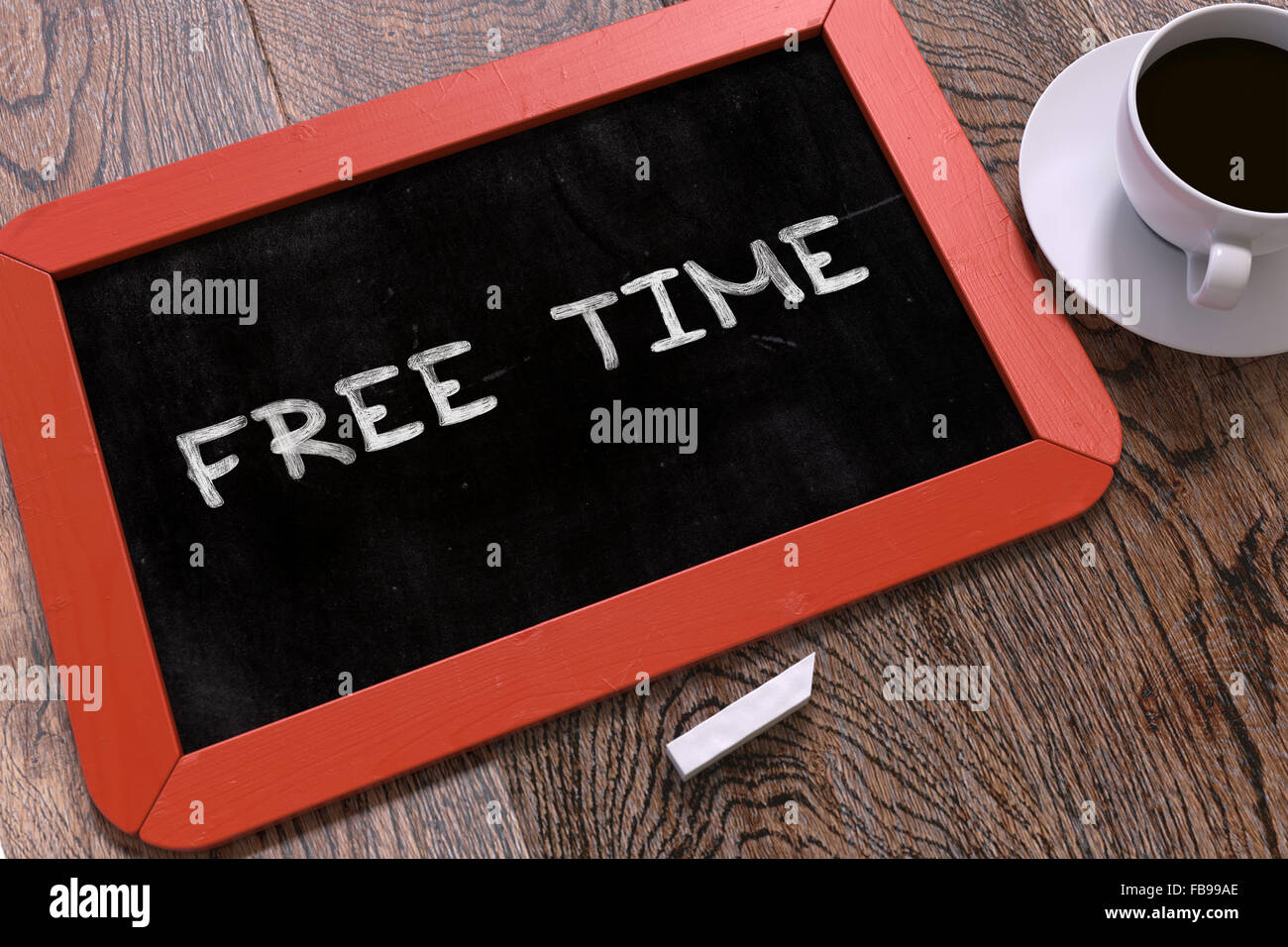 Handschriftliche Freizeit auf einer roten Tafel. Draufsicht Komposition mit Tafel und weißen Tasse Kaffee. Stockfoto