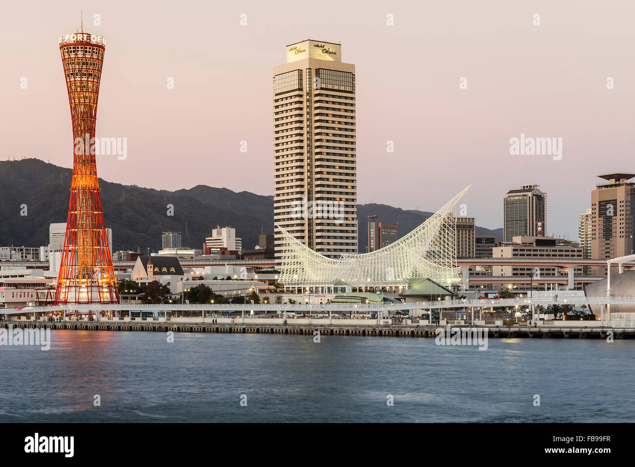 Kobe Port Tower und Gebäude in der Nacht durch den Hafen Stockfoto