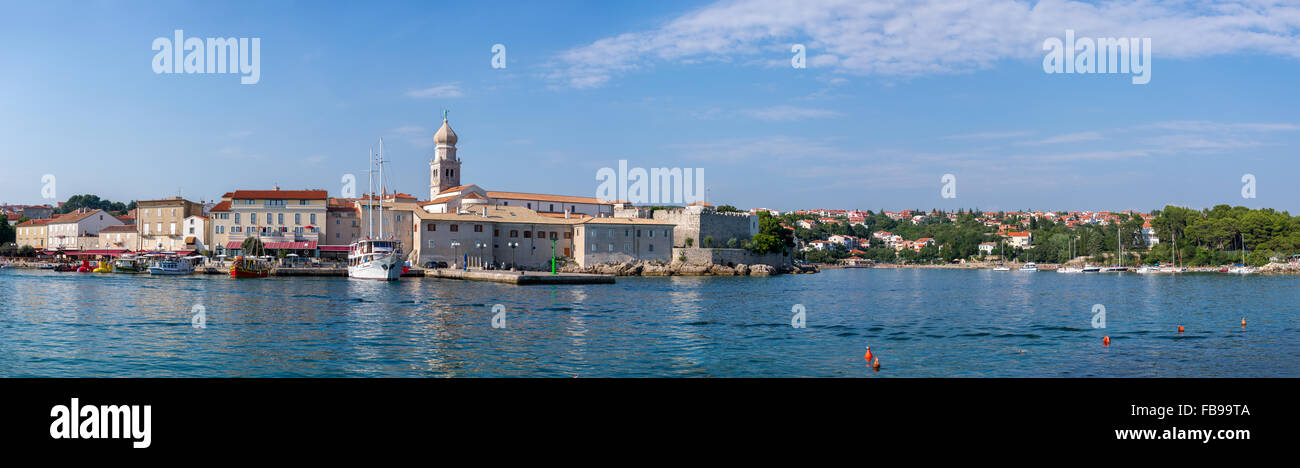 Panoramablick auf die Stadt KRK mit dominierendem Glockenturm der Himmelfahrtskirche. Kroatien Stockfoto